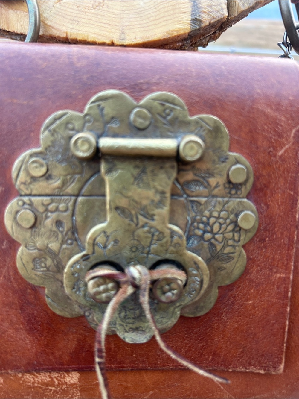 Vintage 70’s Leather Crossbody Bag with Antique Etched Brass Closure - Picture 4 of 15